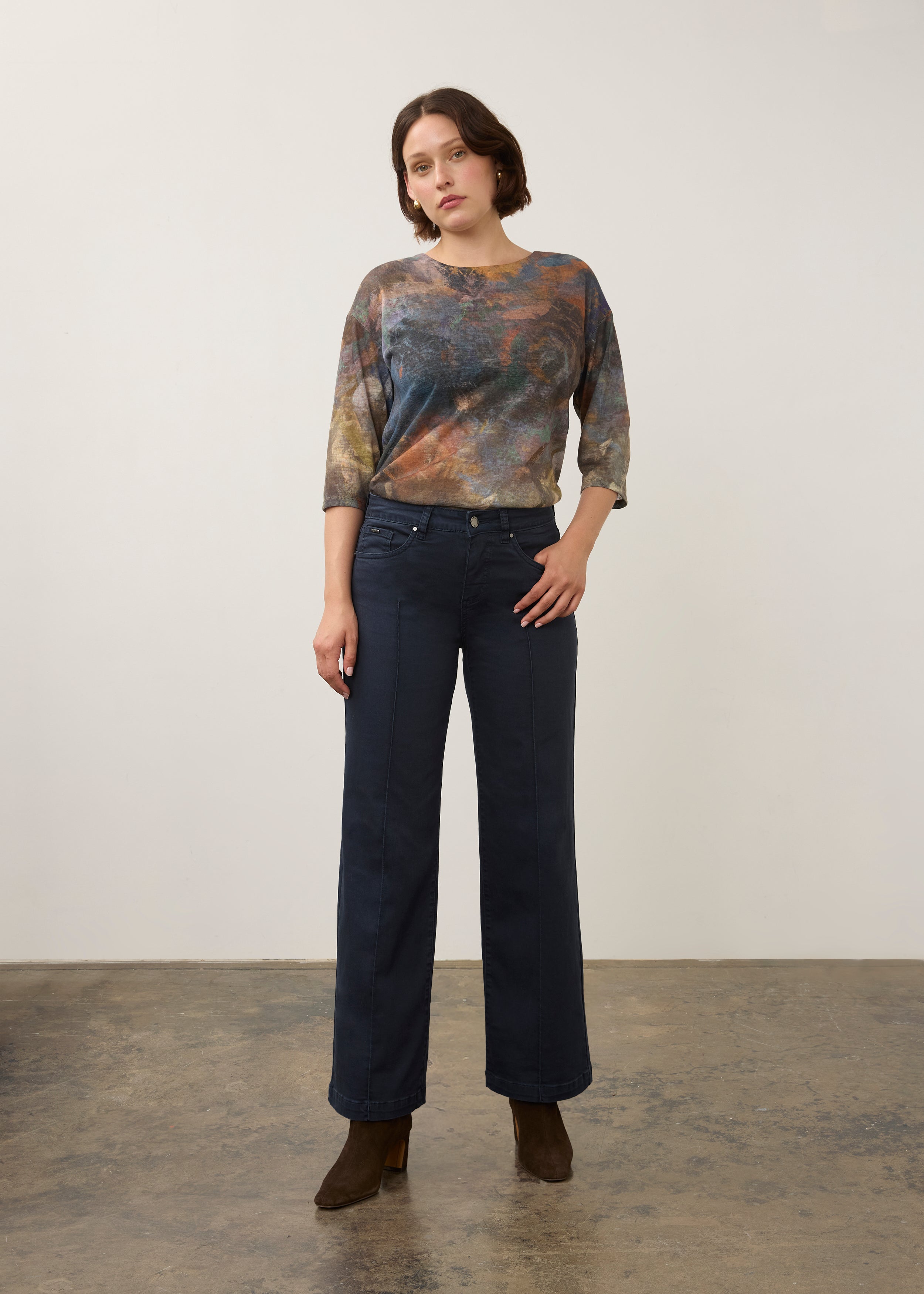 Full view of navy wide-leg denim paired with colorful top by French Dressing Jeans (FDJ) par French Dressing Jeans (FDJ)