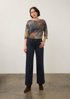 Full view of navy wide-leg denim paired with colorful top by French Dressing Jeans (FDJ) par French Dressing Jeans (FDJ)